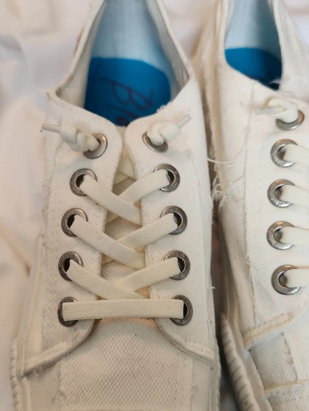 Blowfish White Canvas Low-Top Sneakers with Blue Insole